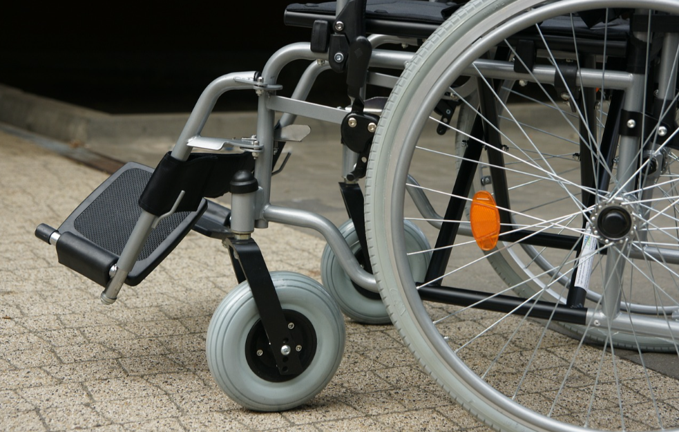 Ispred ulaza zgrade devojčici(13) ukrali invalidska kolica