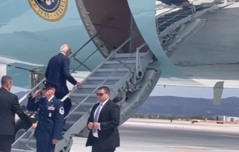 Sporije ne može: Bajden usnimljen kako ulazi u avion (VIDEO)