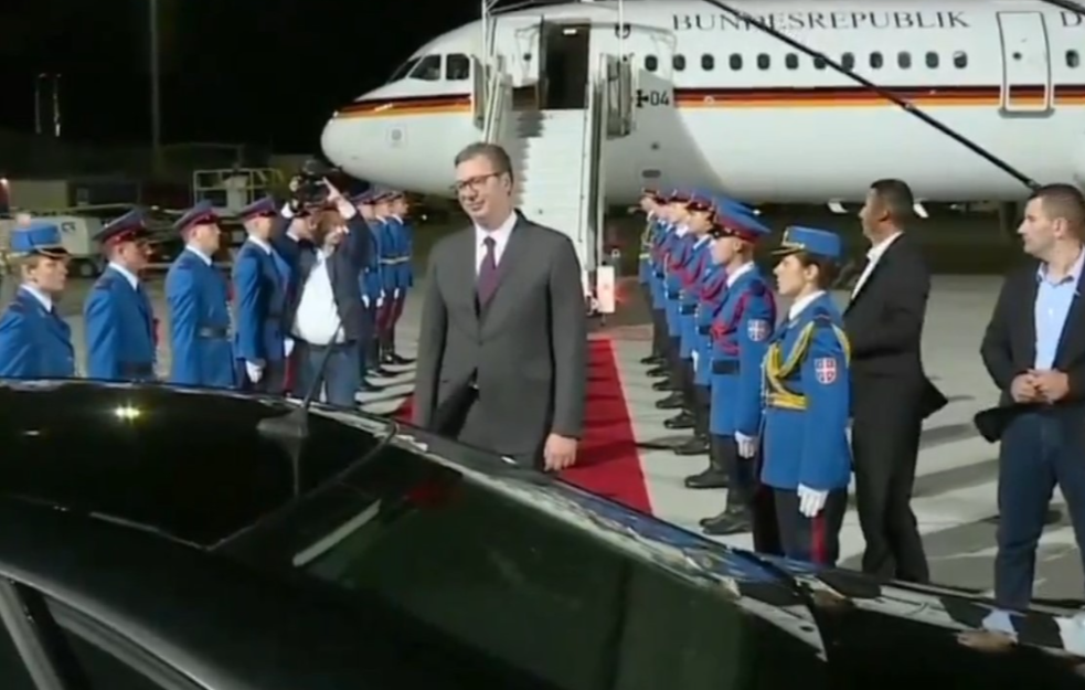 PONIZNO: Evo kako predsednik Srbije na aerodromu čeka NEMAČKOG OKUPATORA! (VIDEO, FOTO)