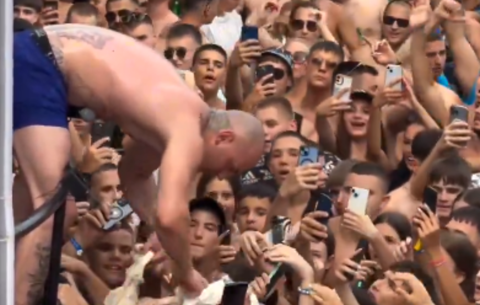 Desingerica "pravi pitu" na nastupu: Stavljao žive kore na fanove (VIDEO)
