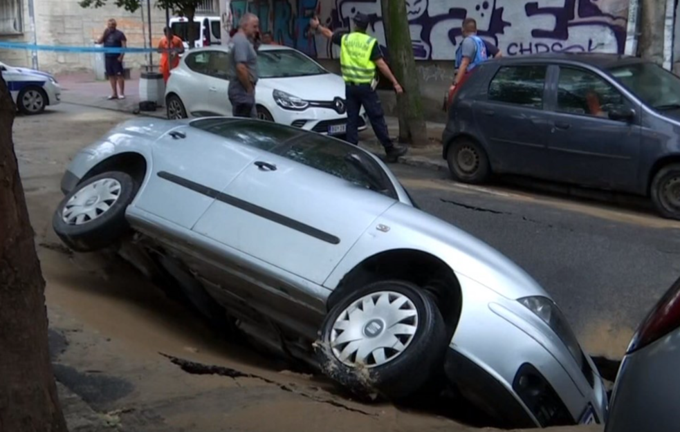 KAKAV PEH: Auto propao kroz asfalt na Vračaru (FOTO)