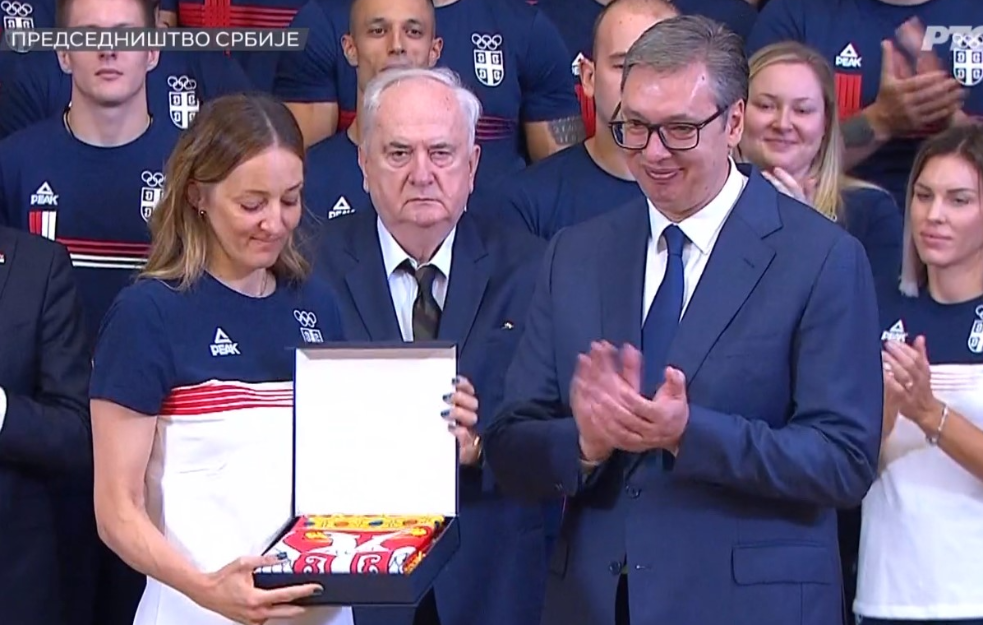 VUČIĆ PREDAO ZASTAVU OLIMPIJSKOM TIMU SRBIJE: Za zlato na OLIMPIJADI 200.000 evra (FOTO)