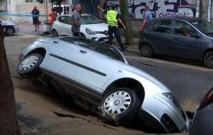KAKAV PEH: Auto propao kroz <span style='color:red;'><b>asfalt</b></span> na Vračaru (FOTO)
