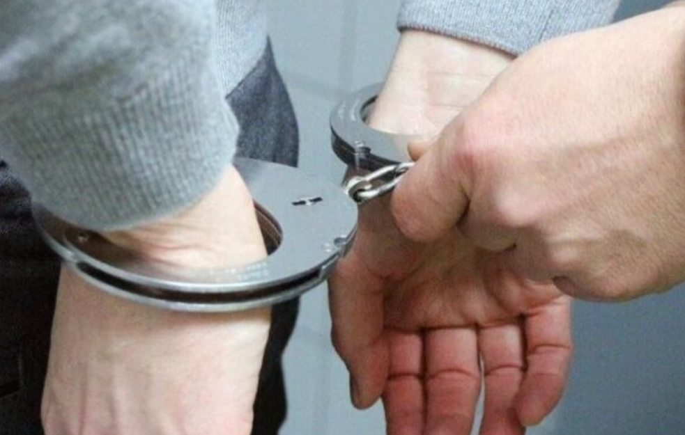 PRLJAVI POLICAJAC IZ SMEDEREVA: Za 3.000 evra dojavljivao inspektorima i PODVODIO DEVOJKE (FOTO)