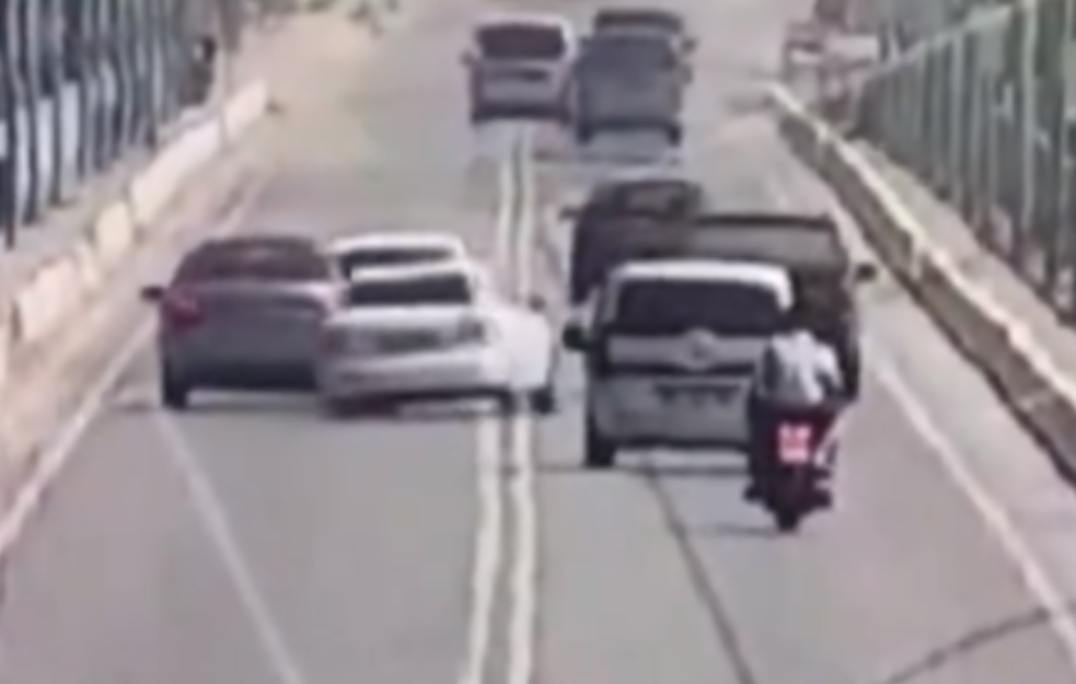 CELA PORODICA TRAGIČNO NASTRADALA: Automobilom sleteli u jezero (VIDEO)