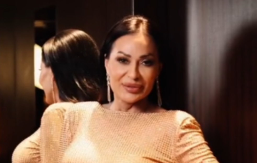 Ceca zaglavljena u koloni na auto-putu, počela da radi vežbe, a onda je spopali fanovi (VIDEO)