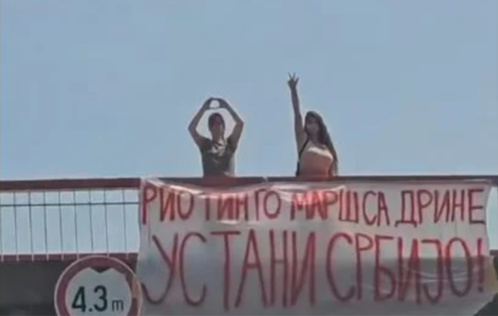USTANI, SRBIJO! Mladi Beograđani transparentom poslali poruku protiv rudnika, vozači trubili u znak podrške!