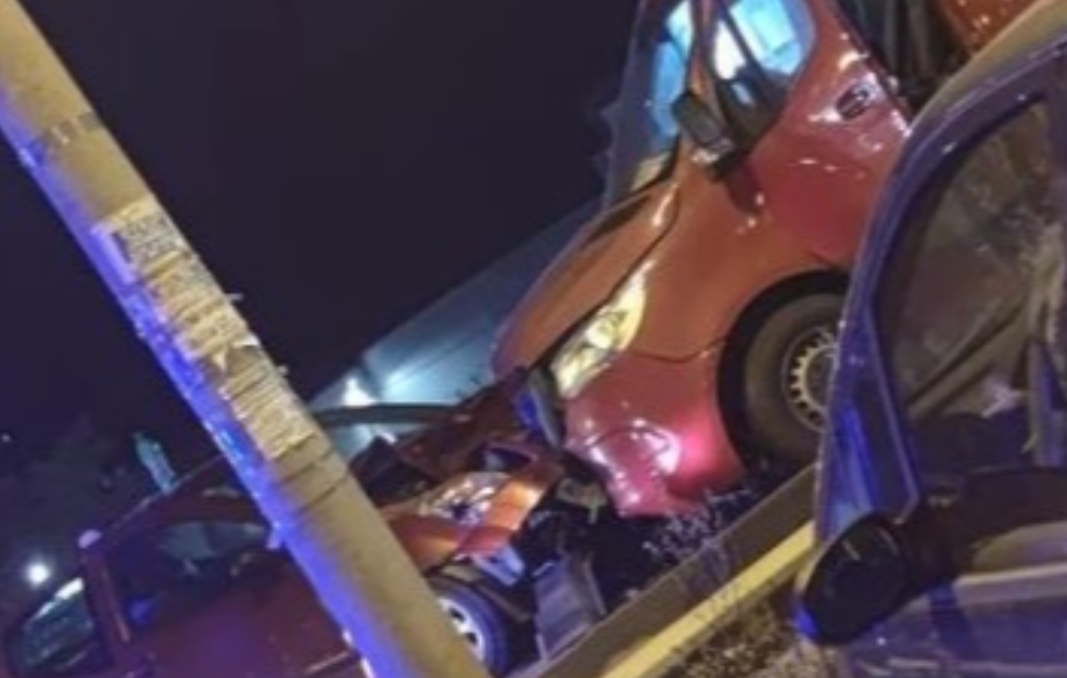 TEŽAK SUDAR NA AUTO-PUTU: Automobil se zakucao u kombi, ima povređenih (FOTO)