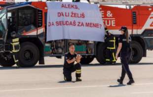 VATROGASAC I DŽENTLMEN: ORIGINALNA PROSIDBA za <span style='color:red;'><b>pamćenje</b></span>, nasred AERODROMA!