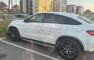 <span style='color:red;'><b>PRELJUBA</b></span> GA SKUPO KOŠTALA: Žena mu uništila auto (VIDEO)