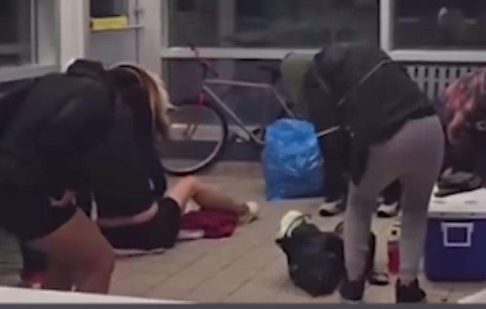 ZOMBI DROGA NA AUTOBUSKOJ STANICI: Mladi se grče i savijaju (VIDEO)