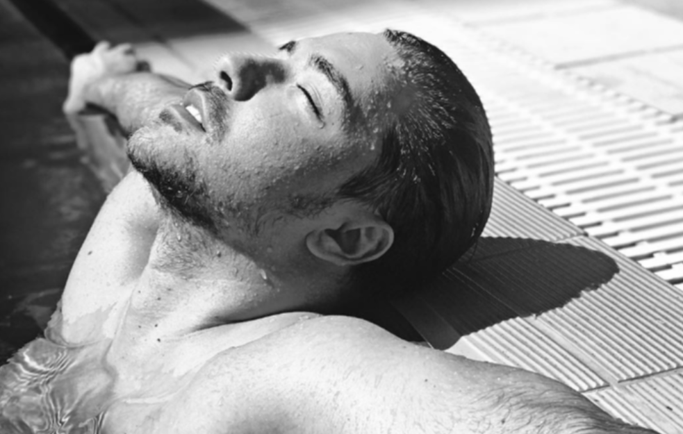 Milan Stanković uživa na privatnom bazenu, u potpunom miru (FOTO)