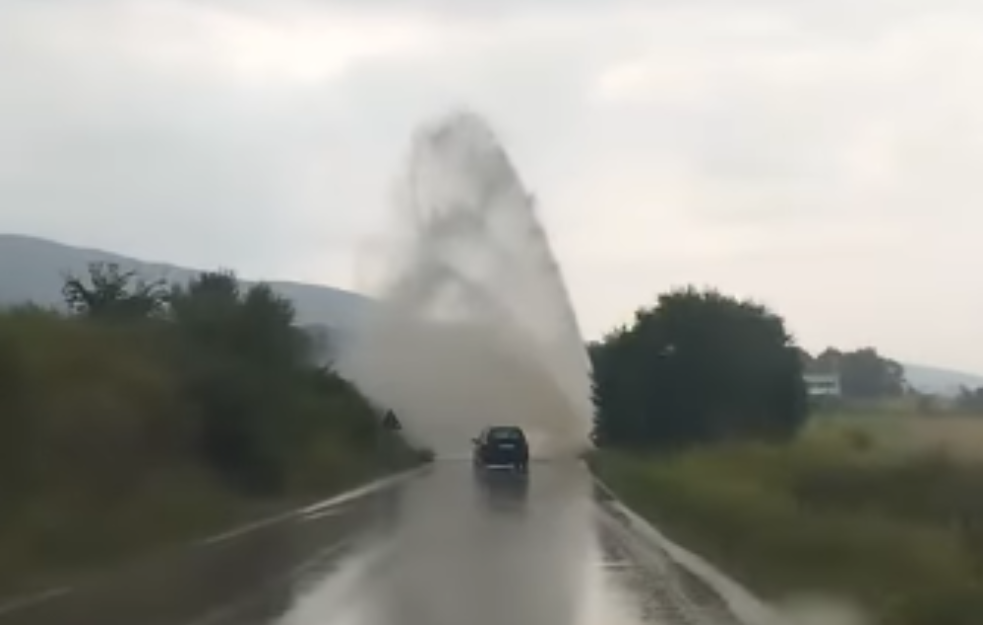GEJZIR NA PUTU KA ALEKSINCU: Automobili jedva prolaze (VIDEO)