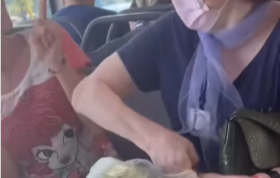 Svađa dve žene u gradskom prevozu oko kesa