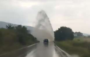 GEJZIR NA PUTU KA ALEKSINCU: Automobili jedva prolaze (VIDEO)