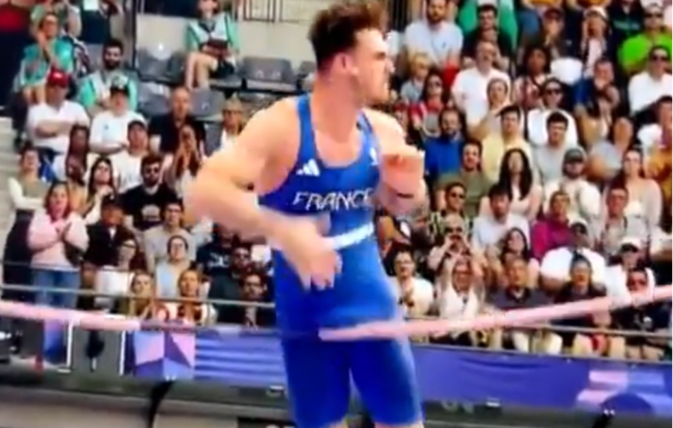 SMEHOTRESNO! PENIS GA SPREČIO DA UZME MEDALJU: Ovako još niko nikad nije srušio LETVU u skoku s motkom (VIDEO)