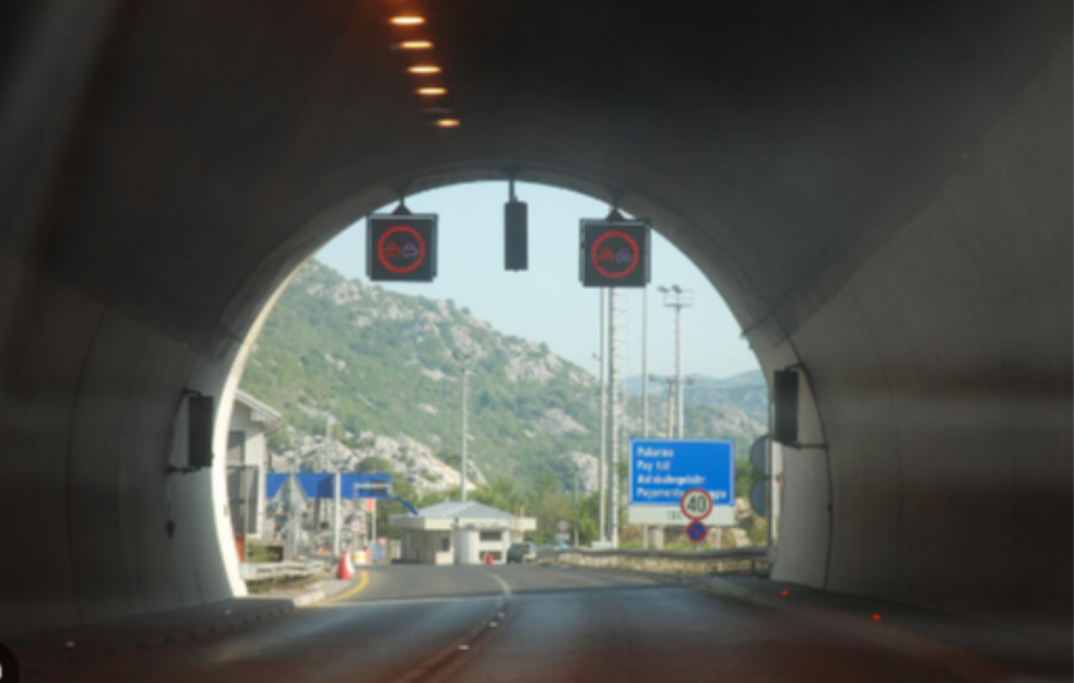 KILOMETARSKE KOLONE: Tunel Sozina "prebukiran"