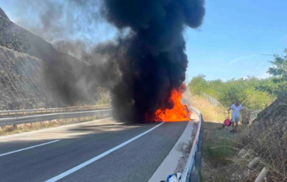 Prešli granicu, pa doživeli horor: Automobil im izgoreo u dva minuta