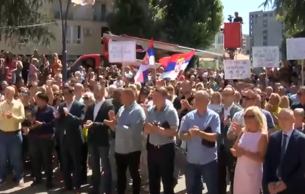 Održan protest u Severnoj Mitrovici zbog otvaranja mosta na Ibru: Kurti, nisi nas sve proterao, ima nas još (VIDEO)