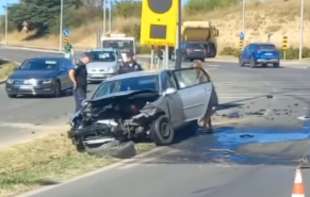 Težak <span style='color:red;'><b>udes kod Novog Sada</b></span>: Automobil smrvljen skroz