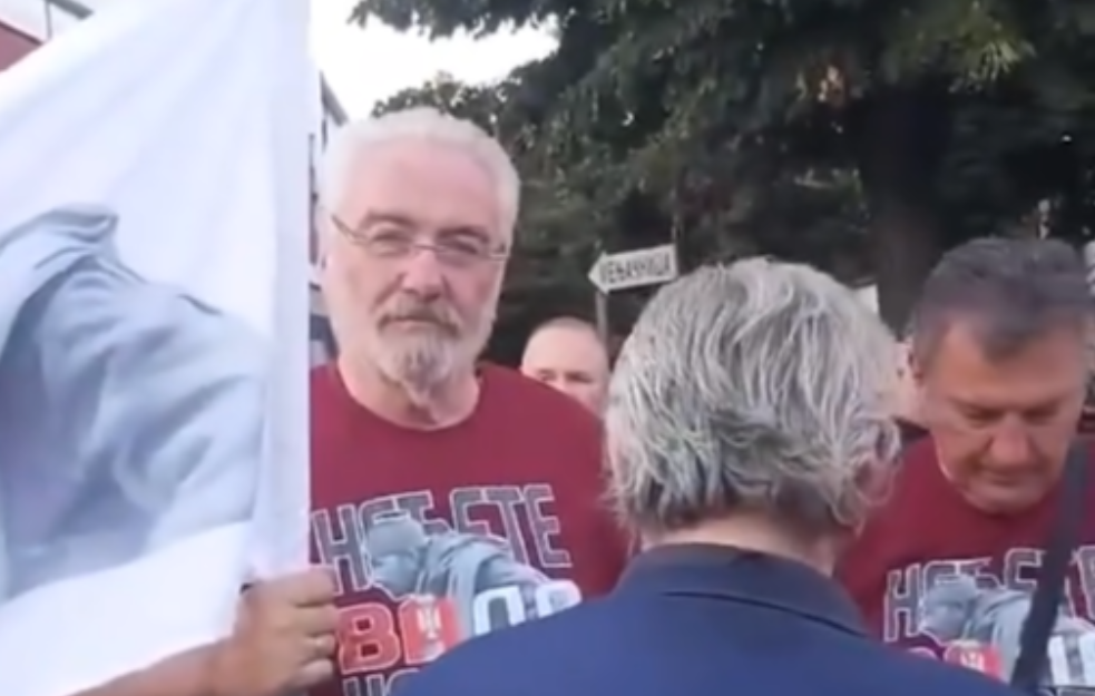 Napadnut Branimir Nestorović: Vređali ga, psovali i gurali na protestu u Obrenovcu