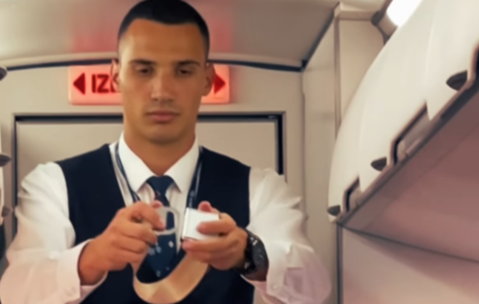 Stjuard Er Srbije postao senzacija na mrežama: Snimila ga Ruskinja koju je očarao (VIDEO)