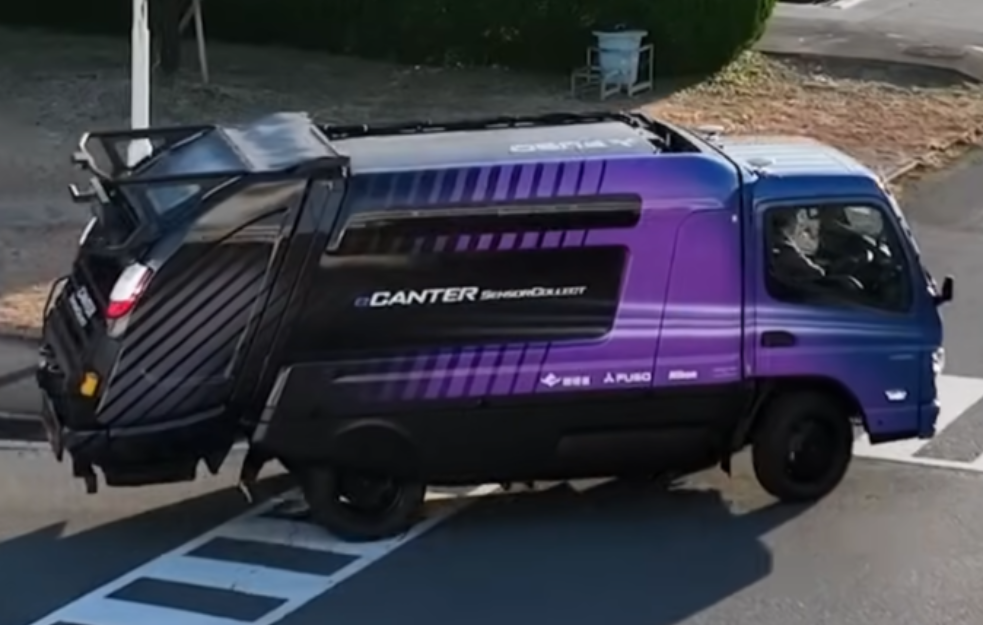 Električni Mitsubishi Fuso eCanter Sensor Collect komunalni kamion koji sledi vozača