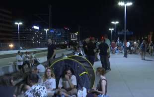UHAPŠENO TROJE AKTIVISTA NA <span style='color:red;'><b>PROKOP</b></span>U: Građani koji protestuju protiv kopanja litijuma okupljaju se u Pionirskom parku (VIDEO, FOTO)