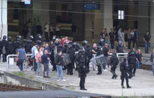 POLICIJA IZBACILA GRAĐANE SA <span style='color:red;'><b>PROKOP</b></span>A: Poslati su kordoni, kao da su najgori teroristi! (VIDEO, FOTO)