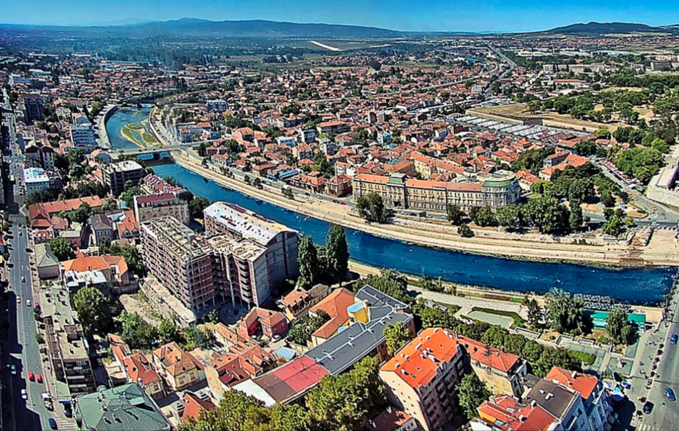 DRŽI BURE VODU… DOK IZBORI PROĐU: Dva meseca posle svečanog otvaranja na bulevaru PROCVETALE RUPE!
