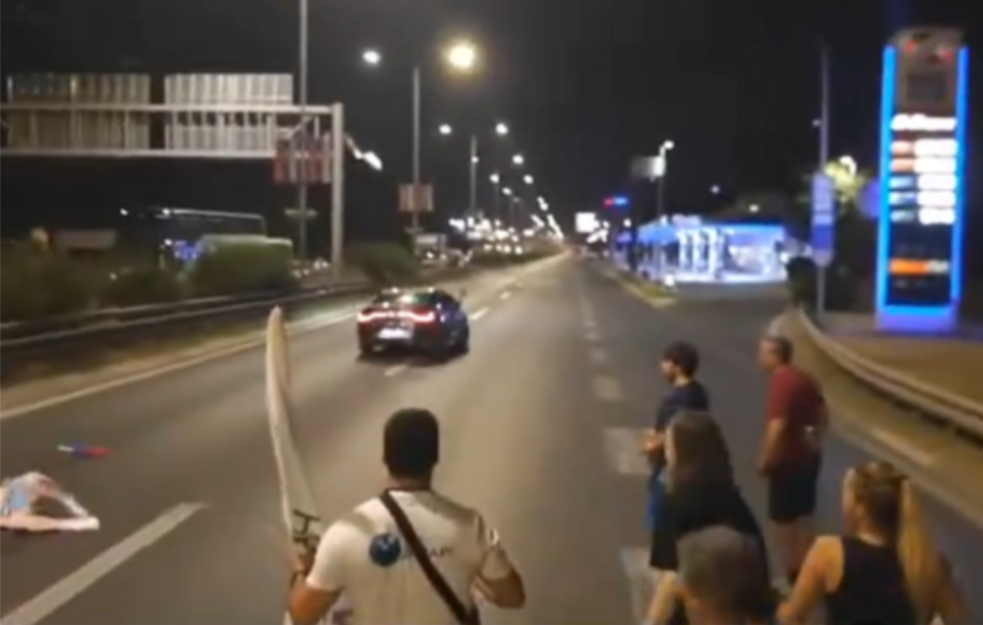 "CEO BEOGRAD POKRIVEN KAMERAMA, a policija još nije identifikovala vozača koji je povredio ljude na blokadi?!" (VIDEO)
