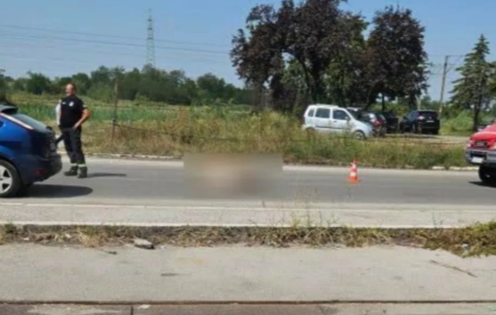 PRETRČAVAO ULICU VAN PEŠAČKOG: Poginuo mladić u Vreocima