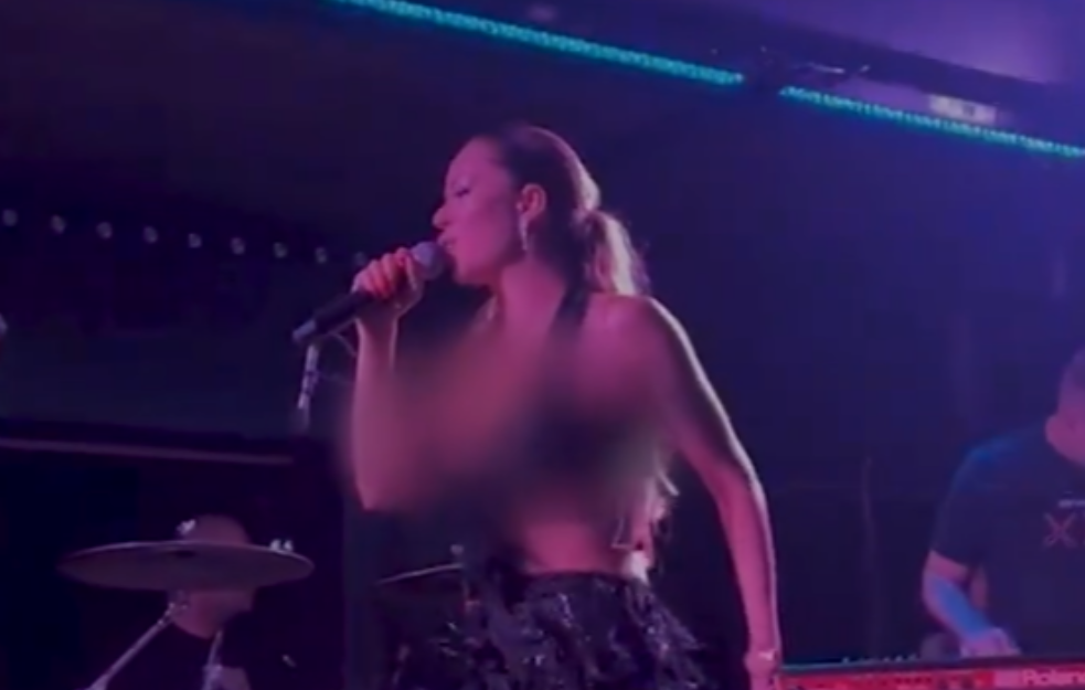 Bujno poprsje jače od haljine: Tei Tairović ispale grudi, kamere sve snimile (VIDEO)