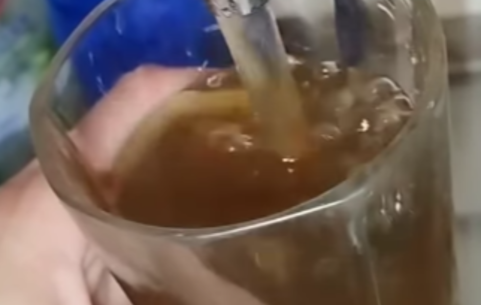 ŽUTA VODA IZ SLAVINA: Kragujevčanima rečeno da je ispravna za piće??