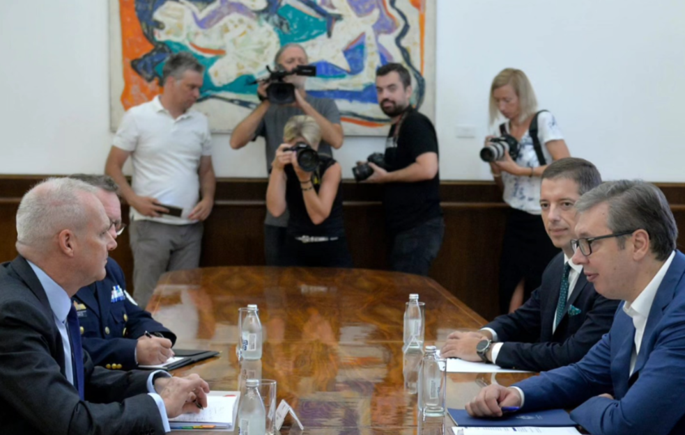 OSIGURATI BEZBEDNOST SRBA NA KOSMETU: Vučić razgovarao sa Rugeom