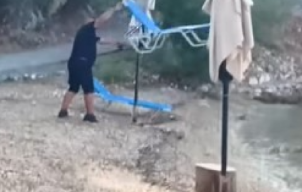 SRBI NA VIDU POBACALI LEŽALJKE U MORE: Ne daju da se iko kupa u Plavoj grobnici (VIDEO, FOTO)