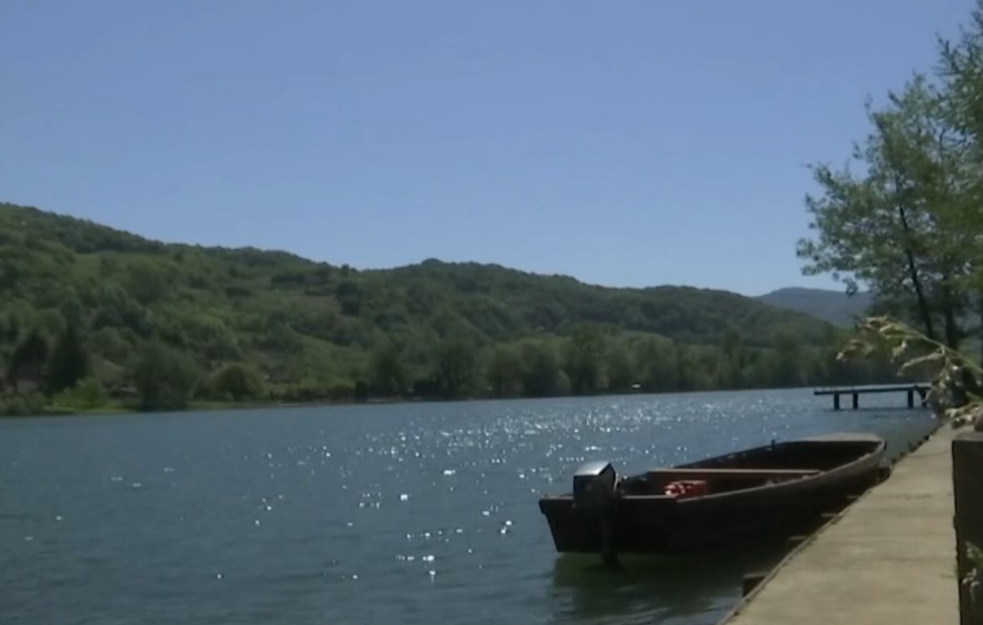UŽAS NA DRINI: Prevrnuo se čamac pun migranata, NESTALO sedmoro!