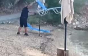 SRBI NA VIDU POBACALI LEŽALJKE U MORE: Ne daju da se iko kupa u Plavoj grobnici (VIDEO, FOTO)