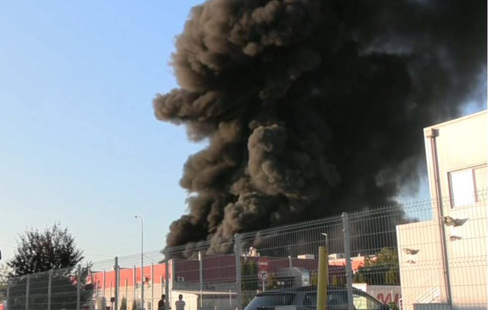 SVI DETALJI VELIKOG POŽARA U LESKOVAČKOJ FABRICI: Vatra stavljena pod kontrolu posle nekoliko sati borbe (VIDEO, FOTO)