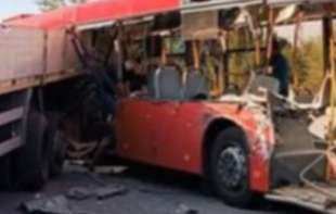 NOVI DETALJI STRAVIČNOG SUDARA U UMKI: Pri<span style='color:red;'><b>kolica</b></span> kamiona probila autobus, jedna osoba stradala, mnogo povređenih! (FOTO)