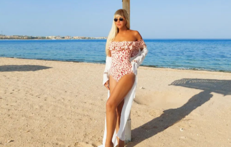 Niko ne veruje da ima 58 godina! Poznata pevačica napravila pometnju na plaži (FOTO)