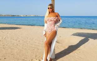 Niko ne veruje da ima 58 godina! Poznata pevačica napravila pometnju na plaži (FOTO)