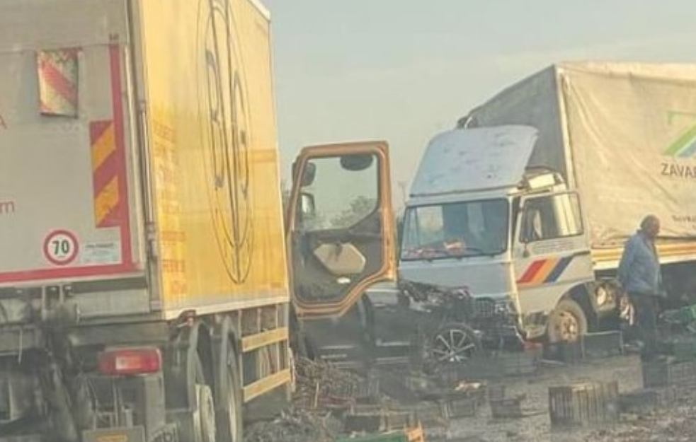 PAKAO NA AUTO-PUTU! LANČANI SUDAR KOD BATOČINE: Auto smrskan između dva kamiona, kolona duga više od 10 kilometara (FOTO))