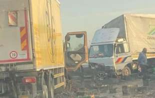 PAKAO NA AUTO-PUTU! LANČANI SUDAR KOD BATOČINE: Auto smrskan između dva kamiona, kolona duga više od 10 kilometara (FOTO)