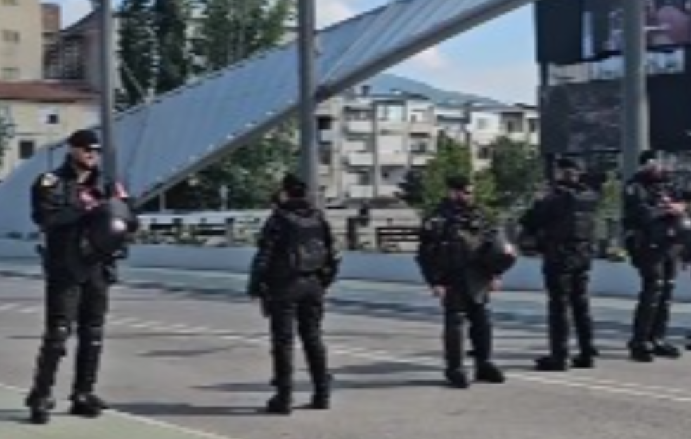 NAPETOST NA KOSOVU I METOHIJI! Na glavnom mostu u Kosovskoj Mitrovici oklopna vozila i kordon vojnika Kfora (VIDEO)