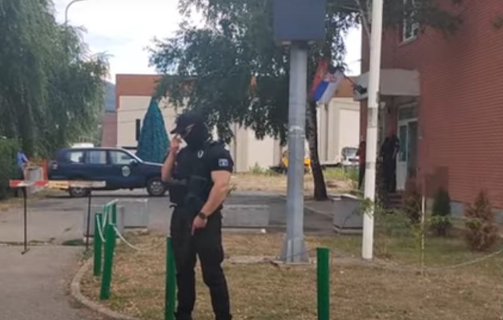 TRAJE TEROR NAD SRBIMA, SRBIJA SAOPŠTENJIMA MLATI PRAZNU SLAMU: Zgrade institucija na Kosovu i dalje blokirane, policija ispred ulaza u objekte (VIDEO)