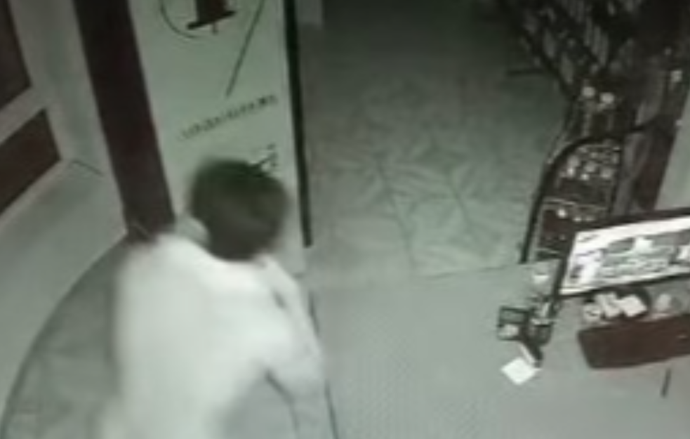 SNIMAK PLJAČKE KOD BELE CRKVE: Pogledajte kako mladi lopovi od 12, 14 i 15 godina upadaju na pumpu! (VIDEO)
