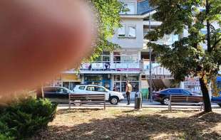 Filmska <span style='color:red;'><b>akcija hapšenja</b></span> u centru Leskovca! Opkolili automobil, vozaču ne daju da izađe iz vozila