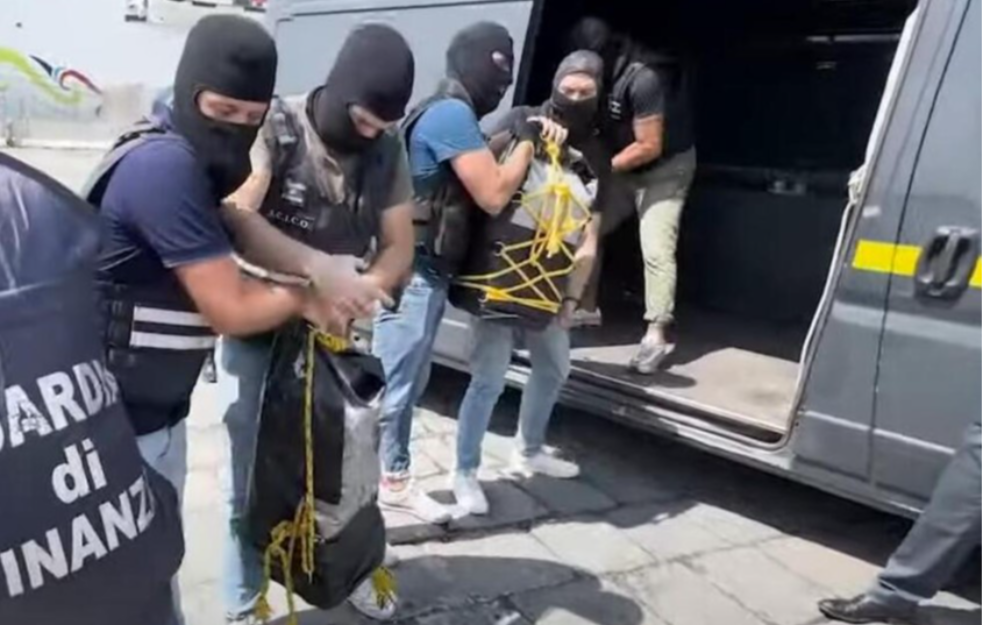 SRBIN UHAPŠEN NA BRODU SA POLA TONE KOKAINA: Pala još četvorica, policija ih uhvatila dok su drogu vadili iz mora (VIDEO)