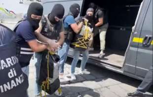 SRBIN UHAPŠEN NA BRODU SA POLA TONE KOKAINA: Pala još četvorica, policija ih uhvatila dok su drogu vadili iz mora (VIDEO)